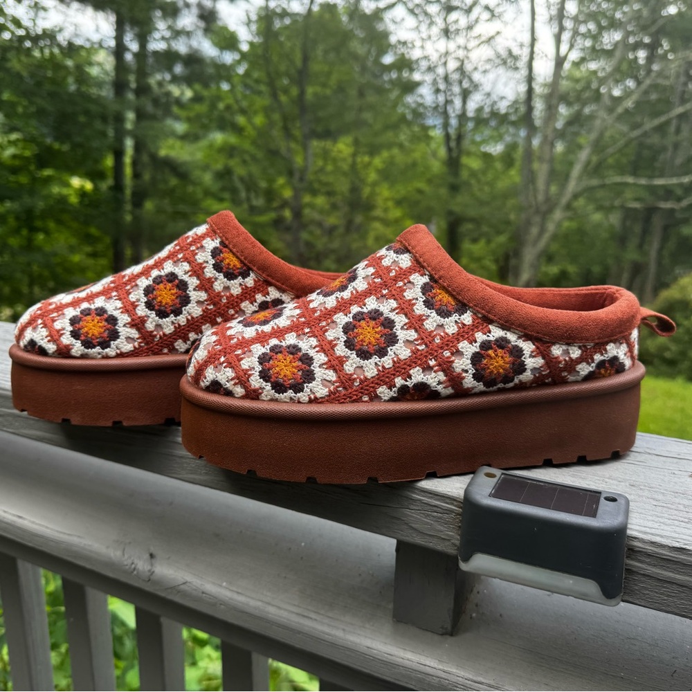 Bamboo Crochet Hug Slipper Shoes - Brown